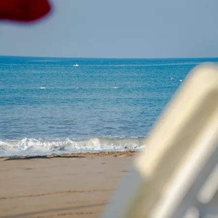 Throne Seagate Hotel